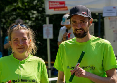 Zwei Mitarbeitende von Lega S beim Firmenstaffellauf 2025