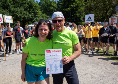 Mitarbeitende mit der Staffellauf-Urkunde 2025